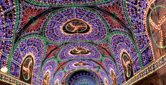 Luci d’arte e tradizione, a Cessaniti tutta la magia (e la storia) delle luminarie