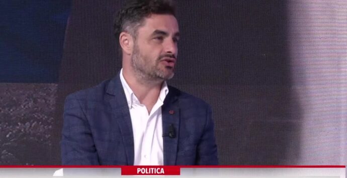 Comunali a Vibo, a Dentro la Notizia l’intervista al candidato a sindaco Cosentino – Video