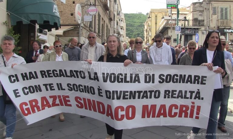 Tropea: un centinaio di persone al corteo di solidarietà al sindaco – Video