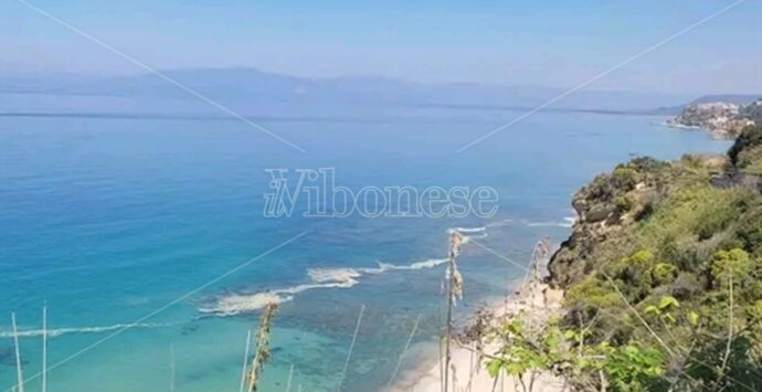 Schiuma giallastra nel mare di Bivona, il sindaco Limardo: «È polline»