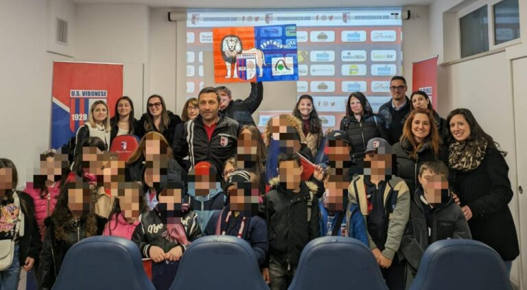 I bimbi della cooperativa “Aelle” omaggiano la Vibonese calcio con una tela dipinta a mano