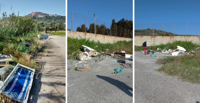 Campo da calcio alla Marina di Nicotera nel degrado, D’Agostino: «Deprimente» – Foto