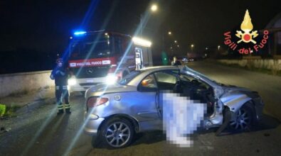 Tragico incidente a Catanzaro, auto contro un lampione: un morto
