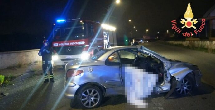 Tragico incidente a Catanzaro, auto contro un lampione: un morto