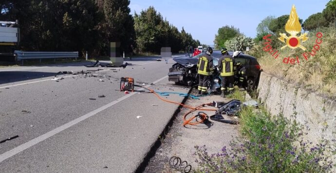Incidenti stradale: auto contro tir, morto un medico nel Catanzarese
