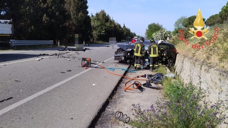 Incidenti stradale: auto contro tir, morto un medico nel Catanzarese