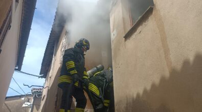 Incendio in due immobili disabitati a Gerocarne, intervento dei vigili del fuoco