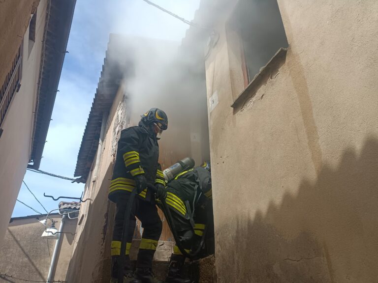 Incendio in due immobili disabitati a Gerocarne, intervento dei vigili del fuoco