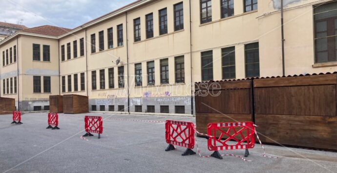 Mercato coperto a Vibo, Rifondazione comunista incalza il Comune: «Lavoratori ancora esposti a pioggia e sole e bagni non dignitosi»