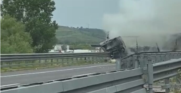Incidente sul tratto vibonese dell’autostrada: a fuoco due mezzi