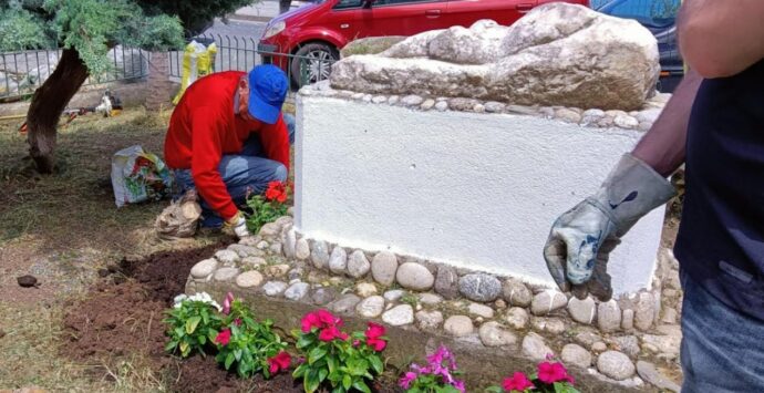 Vibo Marina, la Pro loco ripulisce l’aiuola con il reperto attribuito a Santa Venere