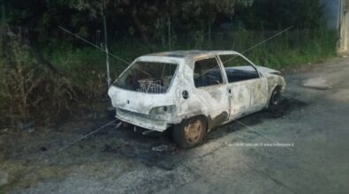 Auto in fiamme a Mileto, indagano i carabinieri