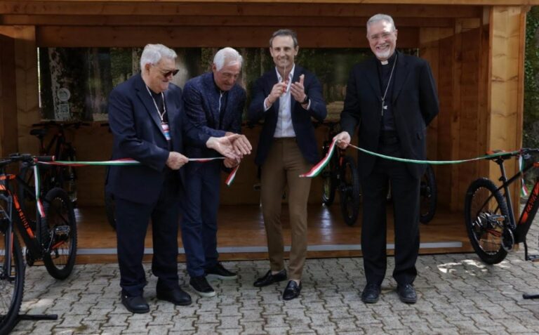 Il Parco delle Serre in bici, inaugurata la stazione di bike sharing: ospite d’onore il campione Moser – Video