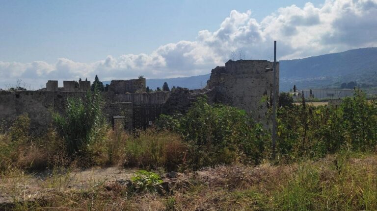 Il castello di Bivona tra rovi e canneti, la denuncia: «15 anni di scavi e risorse ma il sito resta chiuso»