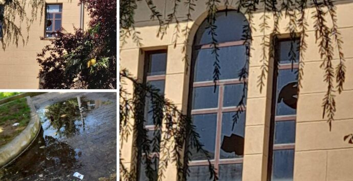 Vibo, la scuola “Don Bosco” tra vetri rotti e giardino esposto al degrado