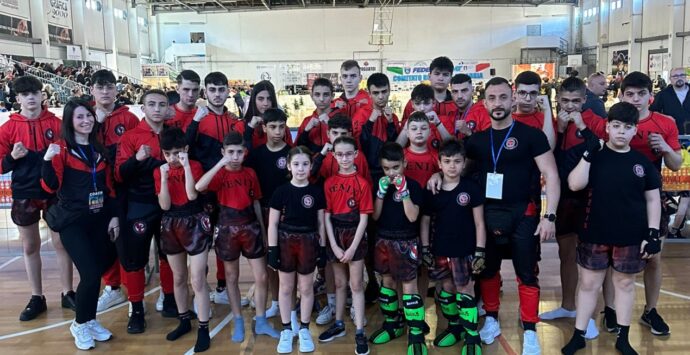 Kickboxing, a Reggio Calabria 13 medaglie d’oro e 3 argenti per la scuola vibonese Fenix