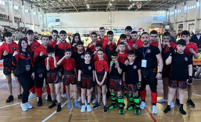 Kickboxing, a Reggio Calabria 13 medaglie d’oro e 3 argenti per la scuola vibonese Fenix