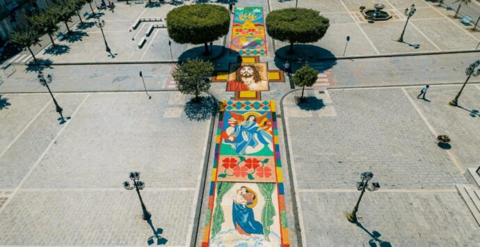 Filadelfia, comunità al lavoro per il tradizionale appuntamento con l’Infiorata