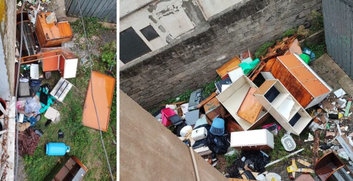 Mini discarica nel cortile di un complesso di case popolari a Vibo, la denuncia dei residenti: «Situazione insostenibile»