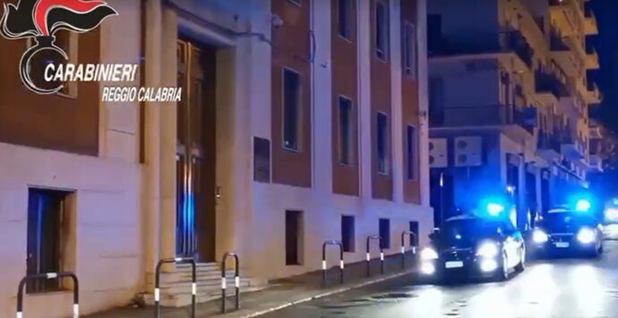 ‘Ndrangheta, blitz ordinato dalla Dda contro la cosca Latella-Ficara: 12 arresti a Reggio Calabria per estorsioni e traffico d’armi