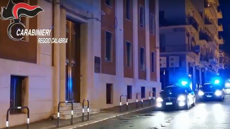 ‘Ndrangheta, blitz ordinato dalla Dda contro la cosca Latella-Ficara: 12 arresti a Reggio Calabria per estorsioni e traffico d’armi