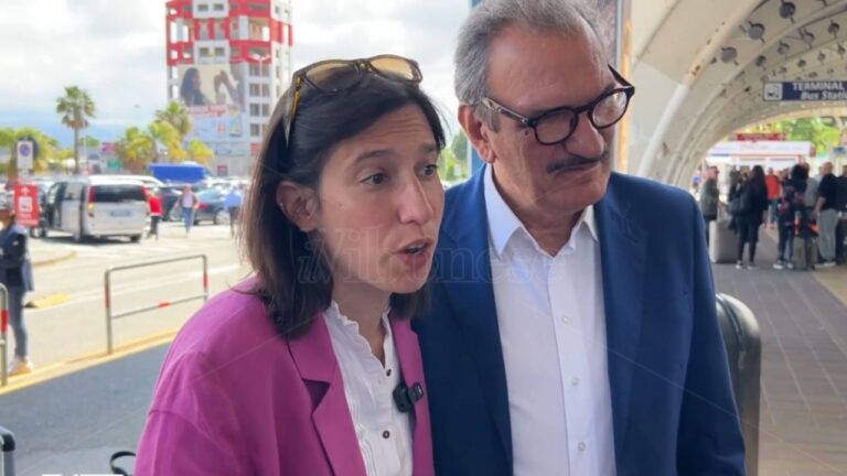 Schlein in Calabria per Stasi ma all’aeroporto trova Enzo Romeo: «Sarai il nuovo sindaco di Vibo» – VIDEO