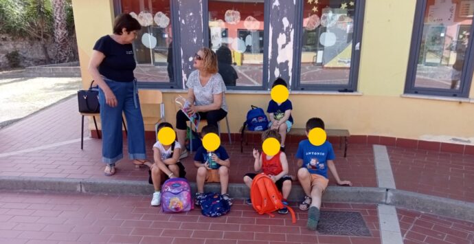 Tropea, asilo utilizzato come seggio elettorale ma poi non sanificato in tempo: bimbi costretti a tornare a casa