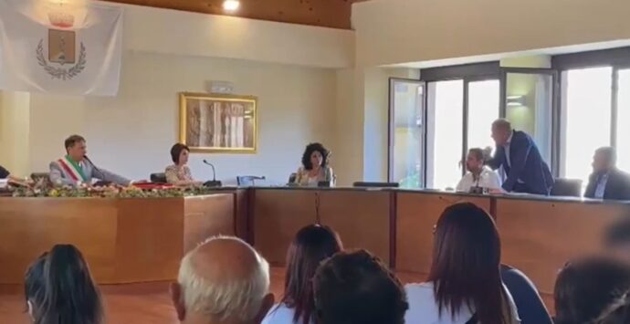Zungri, il sindaco Fiamingo replica all’opposizione dopo lo scontro in Consiglio comunale. Il VIDEO di come è andata