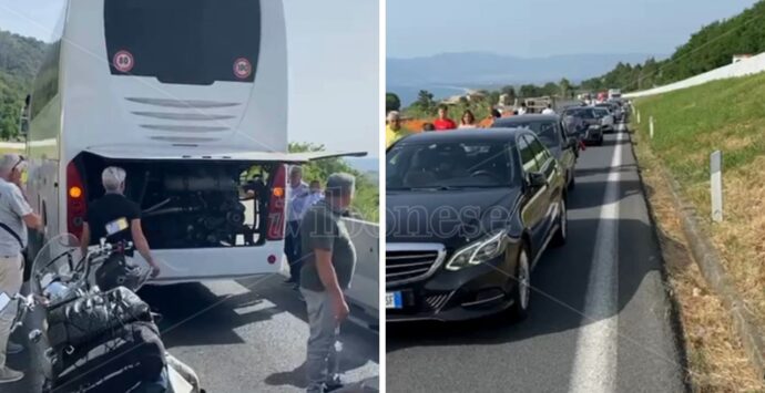 Autostrada bloccata da un pullman all’altezza di Pizzo: auto in fila per ore e malori a causa del caldo