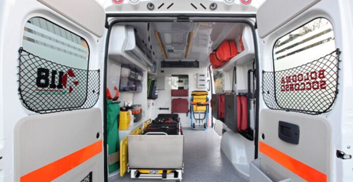 «Non abbiamo ambulanze, usate la vostra auto»: il paradosso del 118 calabrese, più mezzi ma pochi disponibili