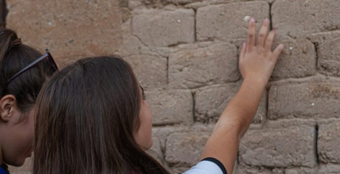 Zambrone, il Comune aderisce all’associazione Città della terra cruda e sposa l’idea di promuovere il recupero delle antiche costruzioni