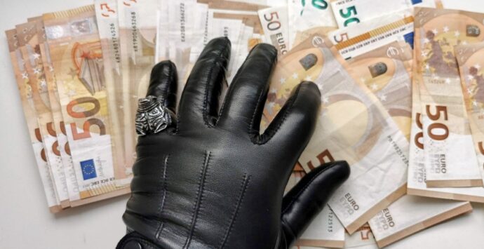 Boom di affari per la ditta sponsorizzata dal presunto boss delle Preserre Vibonesi: 900 fatture in più nel giro di un anno