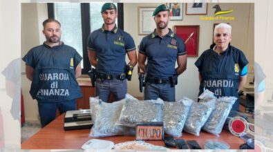 Filandari, in auto con 5 chili di marijuana tra i libri scolastici. E nella cucina di casa un chilo di coca: arrestato -Video