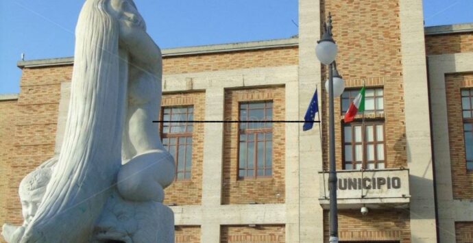 La Ninfa Scrimbia trasloca, accolta la richiesta di spostamento della statua simbolo di piazza Municipio a Vibo
