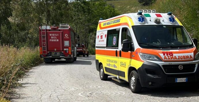 Si ribalta con il trattore e muore schiacciato a 42 anni: tragedia nelle campagne di Mileto