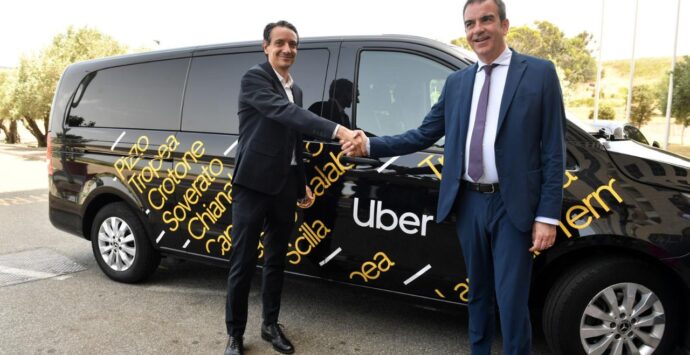 Uber black sbarca in Calabria, il servizio presentato da Occhiuto: berline e van per turisti ma non solo