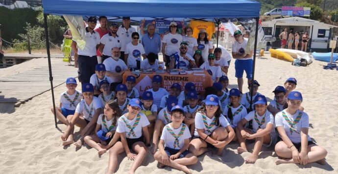 Successo in spiaggia a Parghelia per “Il mare è la loro casa, lasciamoli liberi”