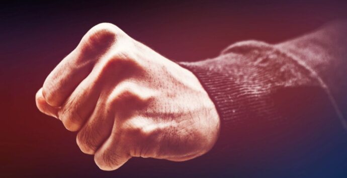 «Ma lo sai chi sono io?», e giù botte. Il pestaggio in un bar di Arena per essersi rifiutato di sedersi al tavolo coi fratelli Maiolo