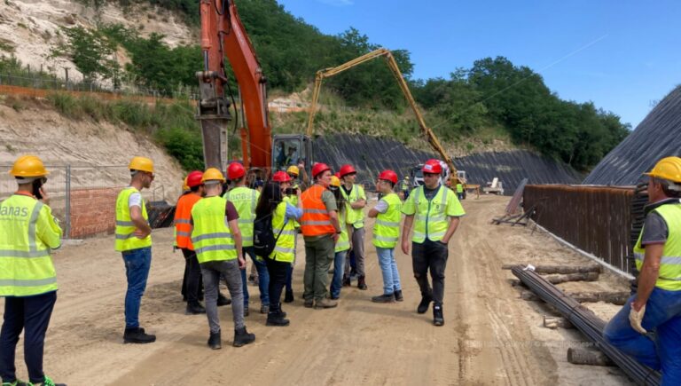 Trasversale delle Serre, gli studenti dell’Einaudi a lezione nel cantiere del lotto di Vazzano -Video