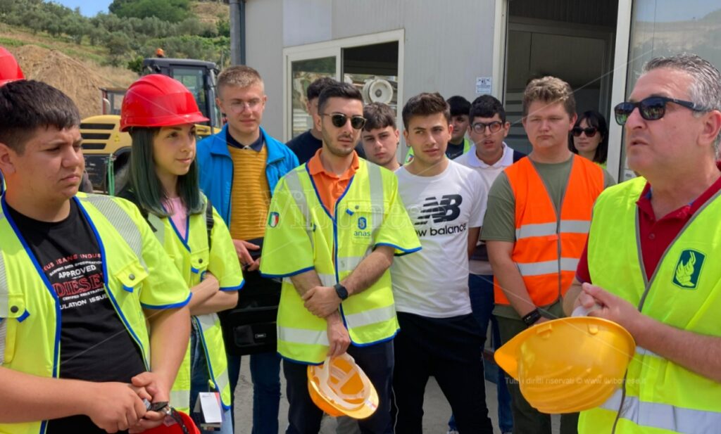 I tecnici Anas hanno illustrato ai ragazzi il progetto e hanno spiegato l'importanza della sicurezza dei lavoratori