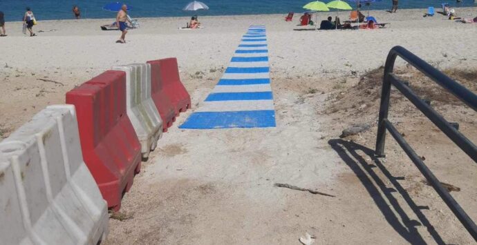 Estate ma non per tutti, l’appello di un disabile: «Nel Vibonese spiagge ancora poco accessibili. Il mare? Lo guardo da lontano»