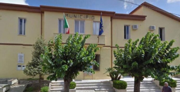 Zungri, primo Consiglio comunale infuocato. L’opposizione: «Il sindaco, la presidente e i loro sostenitori ci hanno impedito di parlare»