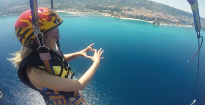 In volo sulla Costa degli dei, il Vibonese incanta gli amanti del parapendio e del parasailing