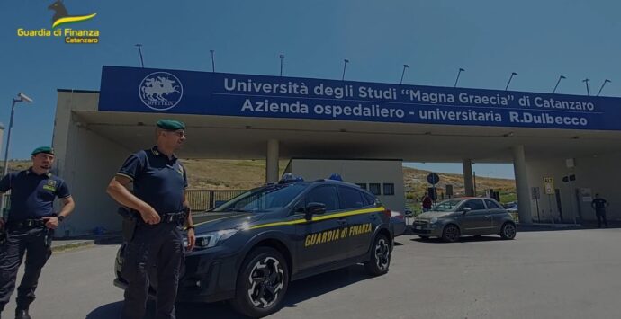 Appalti truccati nella sanità per 33 milioni: blitz a Catanzaro, misure cautelari per 15 indagati  – NOMI