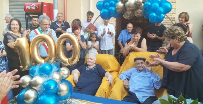 Comerconi in festa per i 100 anni di nonno Pantaleone Lentini: «Rappresenta la storia della nostra comunità» – Foto