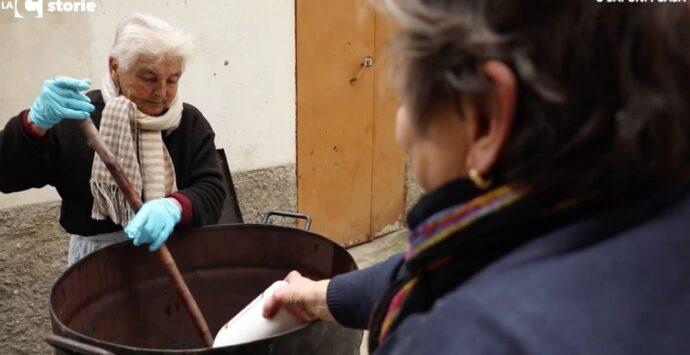 Le ultime saponificatrici di Dasà, un’antica e preziosa tradizione che rischia di scomparire – VIDEO