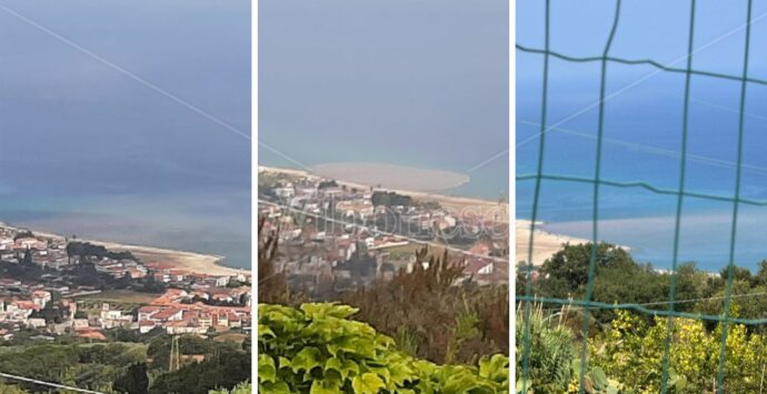 Il mare di Bivona subisce l’ennesimo stupro: un’enorme chiazza marrone alla foce del Sant’Anna