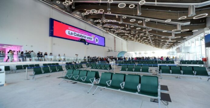 Aeroporto di Lamezia, inaugurati i nuovi gate. Prima si spendevano 19mila euro al mese per una tensostruttura