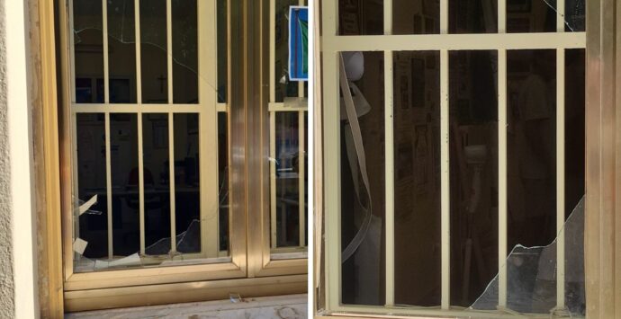 Vandali in azione a Parghelia, rotto il vetro di una finestra alla sede della Pro Loco