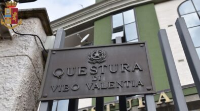 Vibo, furibonda rissa a colpi di sedie e bottiglie: denunciati 9 giovani. Ma nessuno ha aiutato i poliziotti nelle indagini
